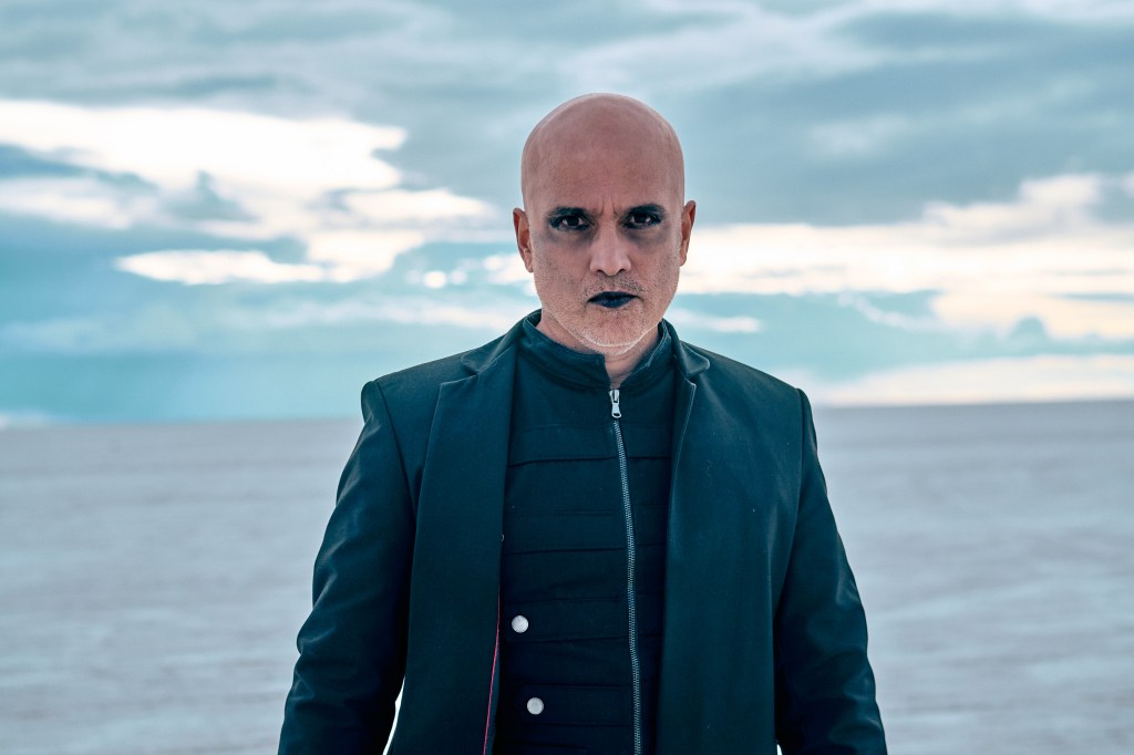 Nada es decorativo: la precisión emocional de Carlos Compson en el videoclip de&nbsp;“Sedimento”