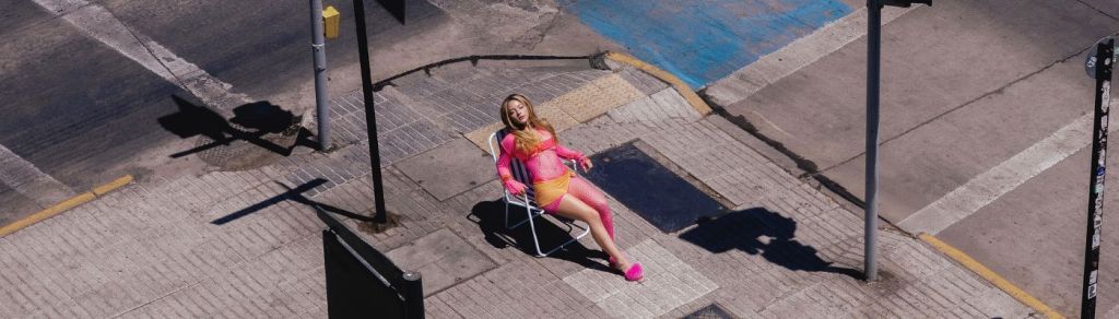 Alexia Naomi y el vuelo íntimo de «Lo que Deja la&nbsp;Arena»